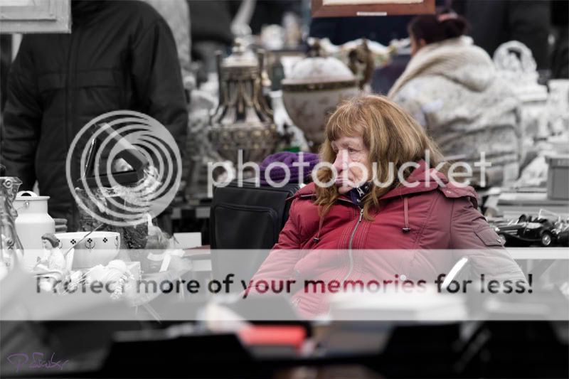 Vendedora en el Flohmarkt, Viena / Verkäuferin auf dem Wiener Flohmarkt www.rumboanada.com; photo by Pedro Escobar García Wiener Flohmarkt www.rumboanada.com