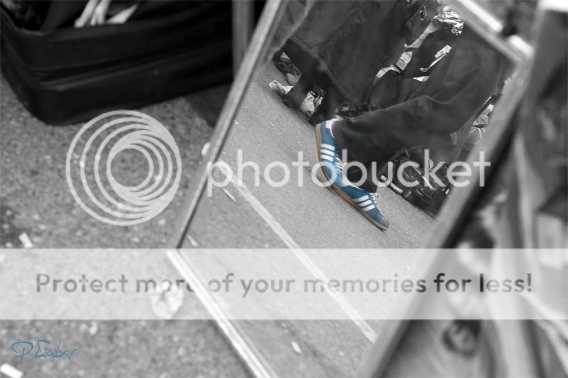 Paseante en el Flohmarkt, Viena / Spaziergänger auf dem Wiener Flohmarkt www.rumboanada.com; photo by Pedro Escobar García Wiener Flohmarkt www.rumboanada.com